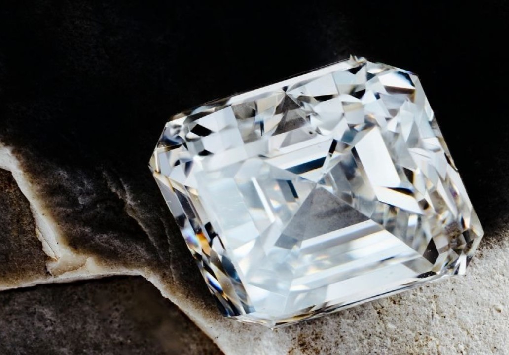Why haven't diamond prices fallen despite the end of the De Beers
