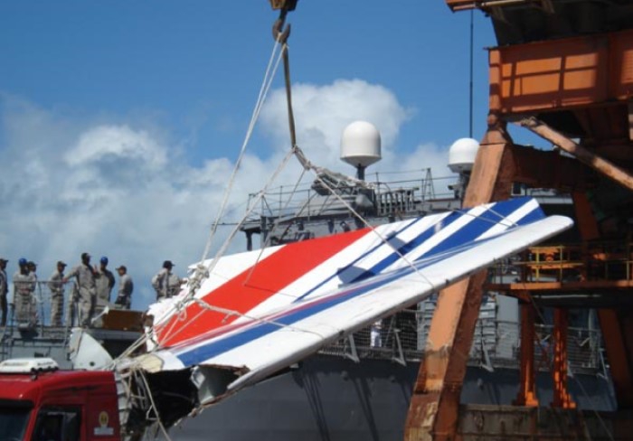 Air FranceRecife - The frigate Constituição arrives at the Port of Recife, transporting wreckage of the Air France Airbus A330 that was involved in an accident on 31 May 2009. Source: Agência Brasil