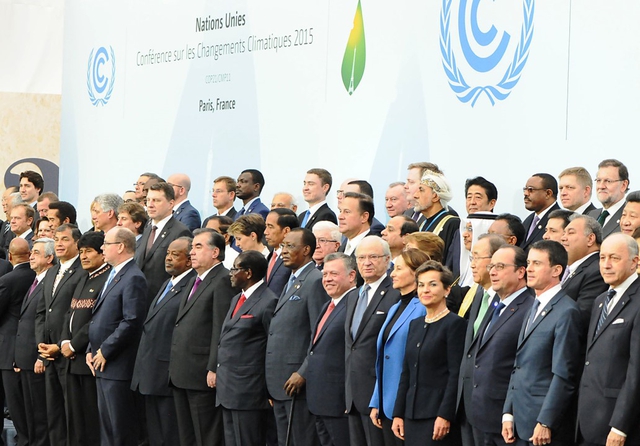 Family photo during Leader Event of COP 21/CMP 11 - Paris Climate Change Conference. Photo: UNclimatechange / Flickr