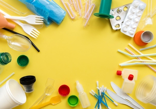 Single-use plastic items. Photo: sherlesi / Shutterstock