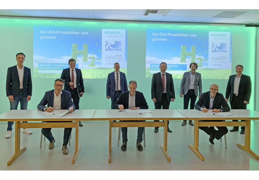 Signing of the letter of intent with Andreas Schmuderer, Siemens, Marco Krasser, SWW; Bernd Koch, Siemens. Photo: Siemens