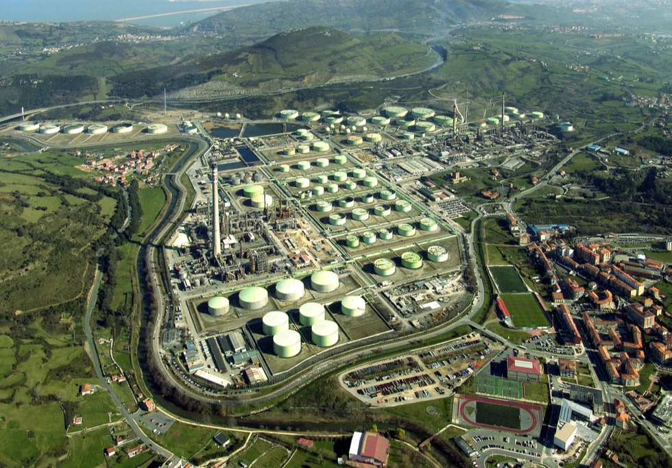 PetroNor refinery, Bilbao. Photo: Repsol / Flickr. Licence: CC BY-NC-SA