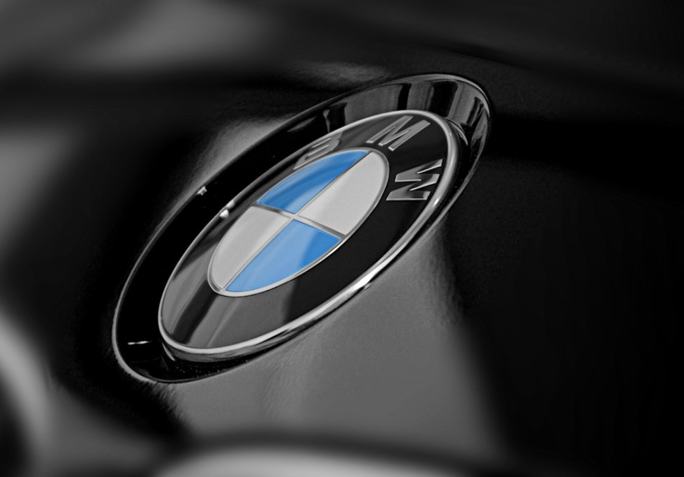 Simple BMW Logo wallpaper in 360x720 resolution