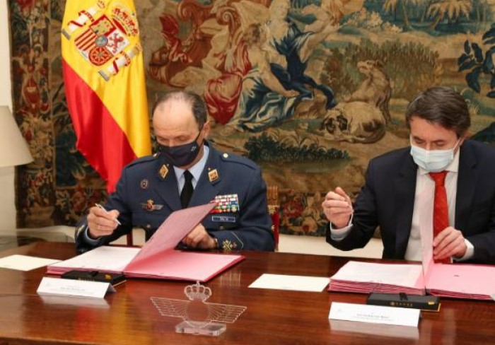 Chief of Staff of the Spanish Air Force, Air General Javier Salto Martínez-Avial &amp; CEO of Repsol, Josu Jon Imaz. Credit: Repsol
