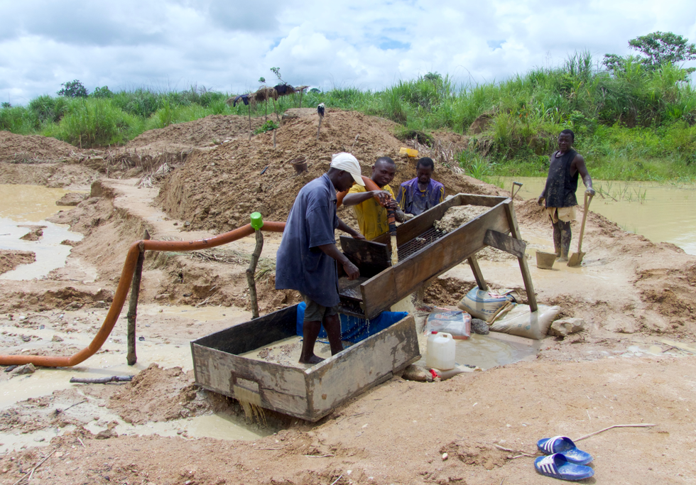 Artisanal mining in Sierra Leone. Credit: Belen B Massieu / Shutterstock