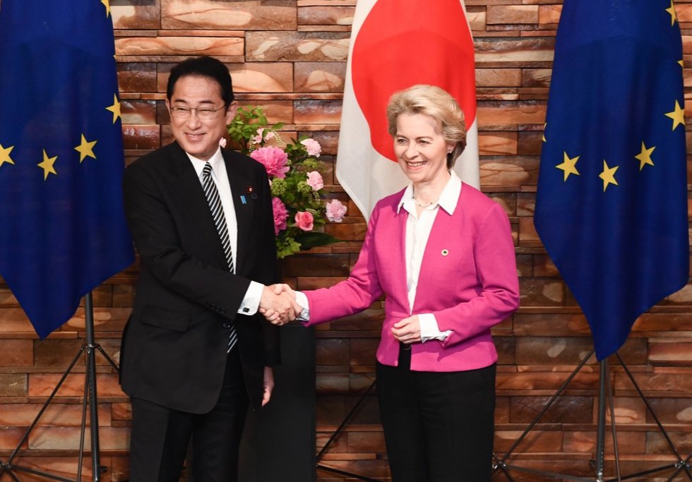 Handshake between Fumio Kishida, on the left, and Ursula von der Leyen, right. Credit: Dati Bendo / European Union
